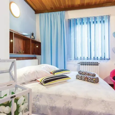 Gæstehus Croatia With Parking, Kitchen And Dining Area For Guests *
