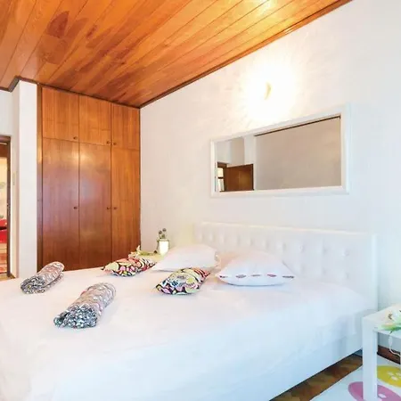 Gæstehus Croatia With Parking, Kitchen And Dining Area For Guests *