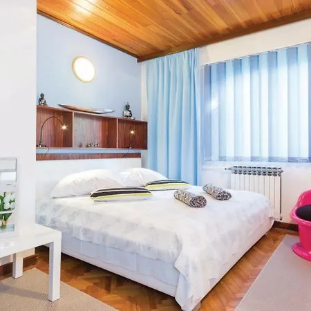Gæstehus Croatia With Parking, Kitchen And Dining Area For Guests