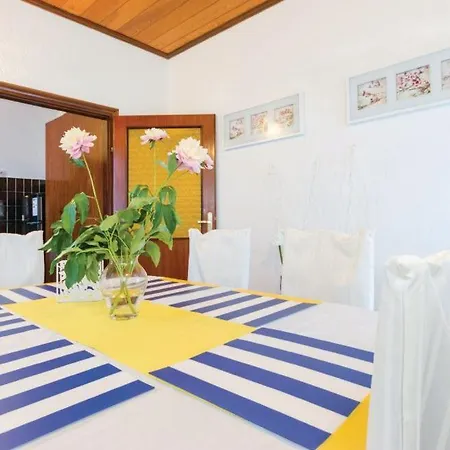 Gæstehus Croatia With Parking, Kitchen And Dining Area For Guests