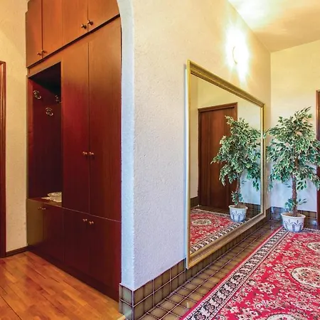 Gæstehus Croatia With Parking, Kitchen And Dining Area For Guests