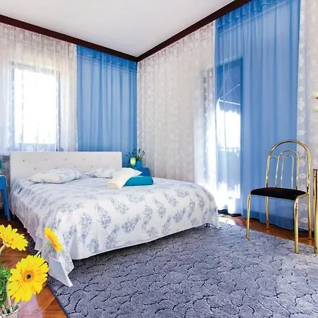 Gæstehus Croatia With Parking, Kitchen And Dining Area For Guests