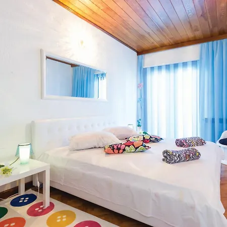 Gæstehus Croatia With Parking, Kitchen And Dining Area For Guests *
