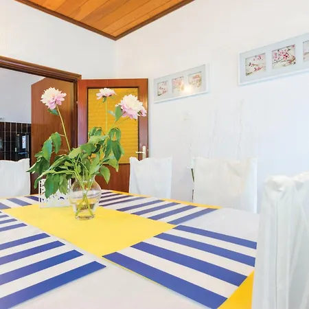 Croatia With Parking, Kitchen And Dining Area For Guests Gæstehus