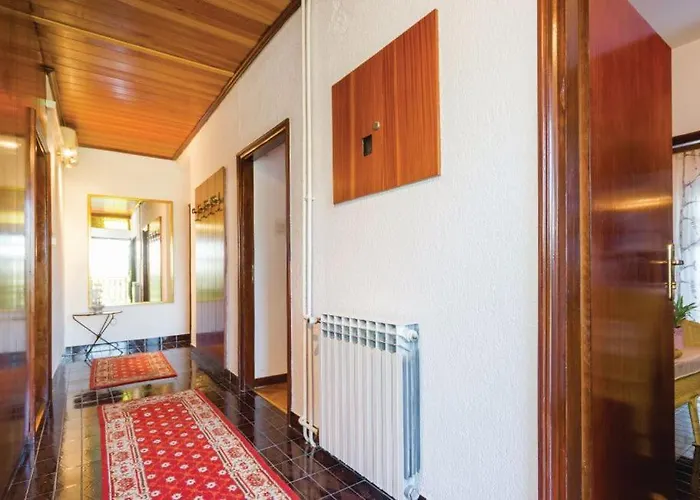 Croatia With Parking, Kitchen And Dining Area For Guests بيت ضيافة *