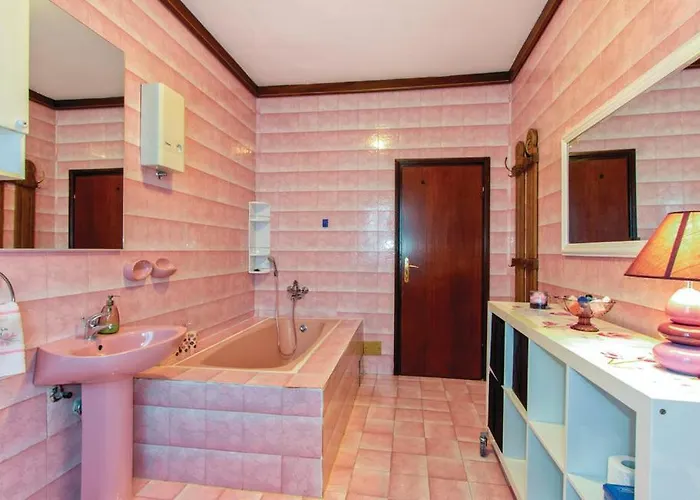 Croatia With Parking, Kitchen And Dining Area For Guests بيت ضيافة *