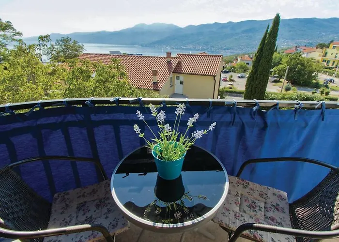Croatia With Parking, Kitchen And Dining Area For Guests