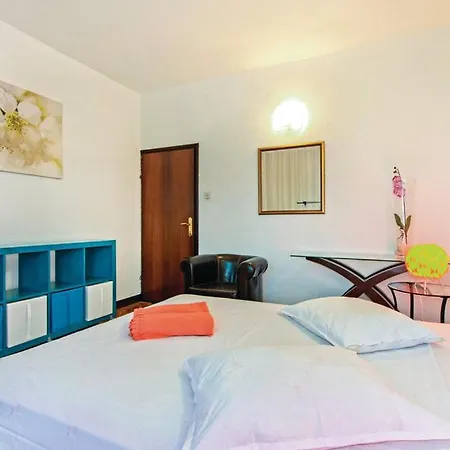 Croatia With Parking, Kitchen And Dining Area For Guests * Ριέκα