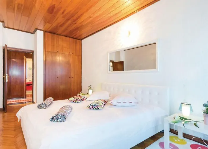 Maison d'hôtes Croatia With Parking, Kitchen And Dining Area For Guests *