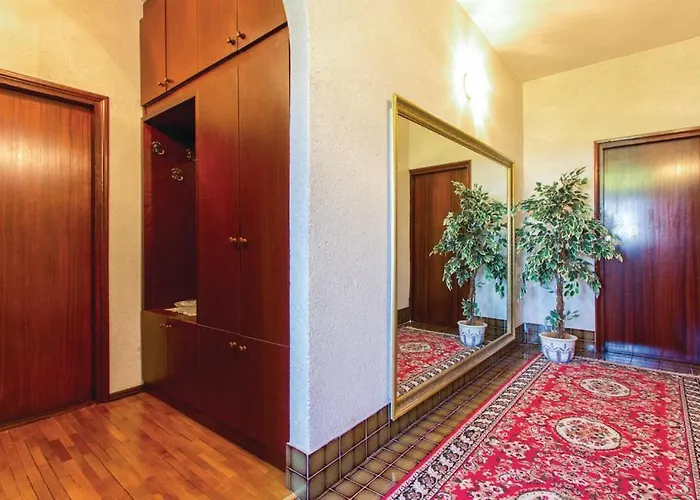 Maison d'hôtes Croatia With Parking, Kitchen And Dining Area For Guests